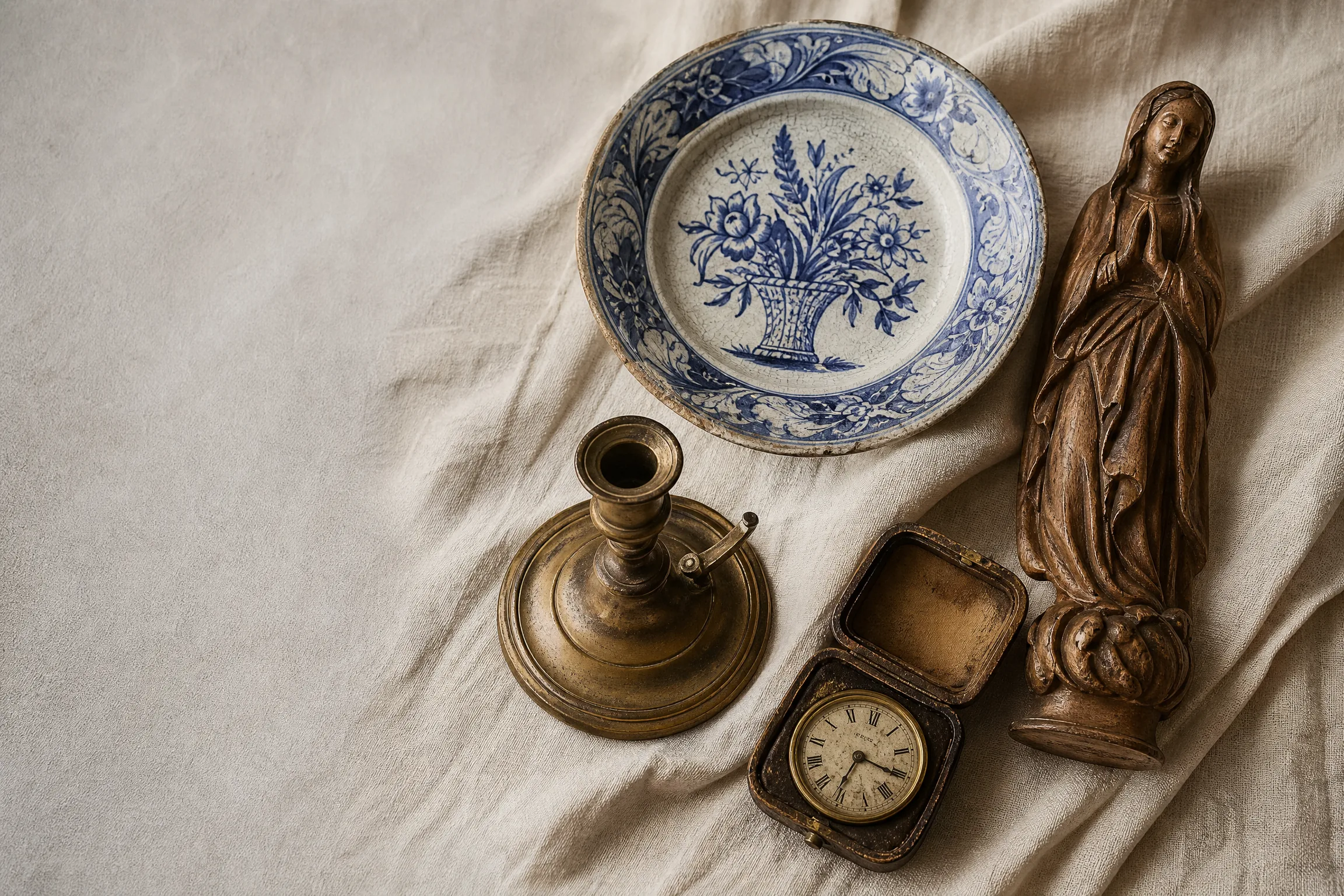 Piezas antiguas sobre una tela de archivo